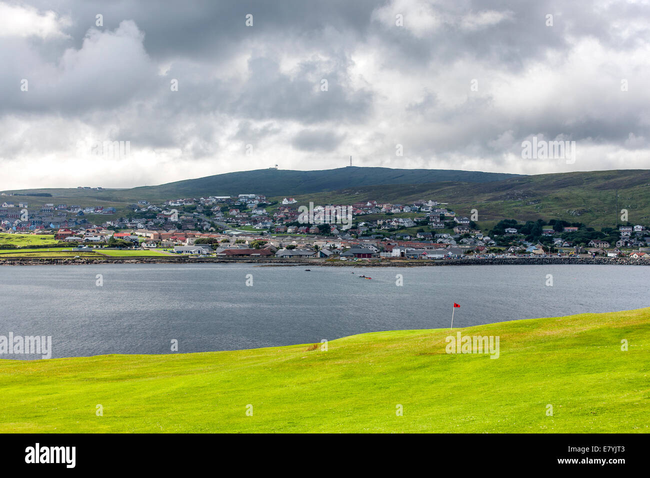 Avis de Lerwick, Shetland, Scotland. Vue d'un terrain de golf à Lerwick sur l'autre côté de la baie. Banque D'Images