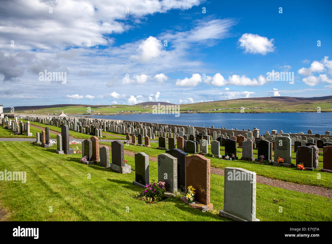 Voir l'île de Bressay, du cimetière de Lerwick. Banque D'Images