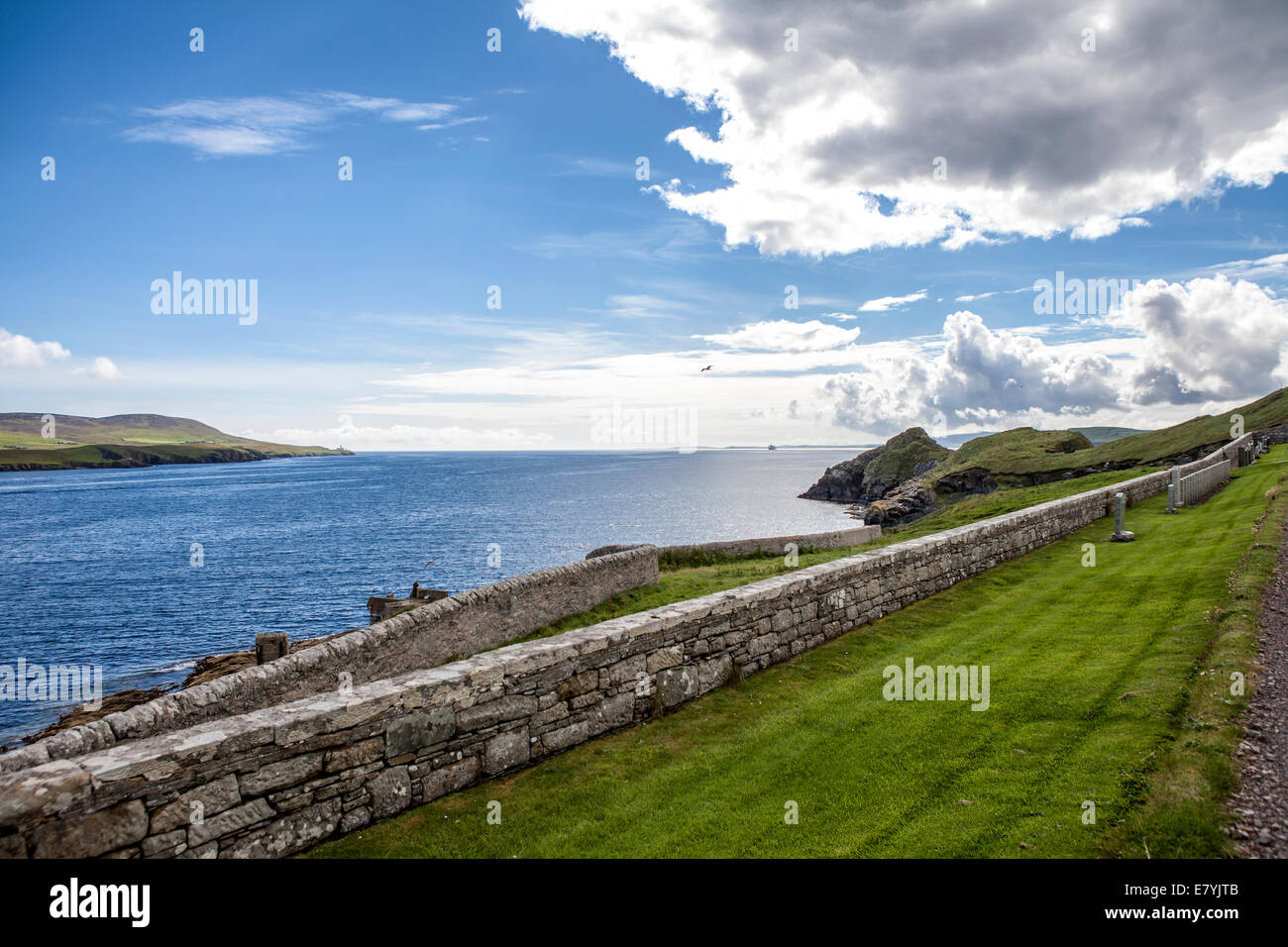 Voir l'île de Bressay, et de la mer du Nord à partir de Lerwick cimetière. Banque D'Images