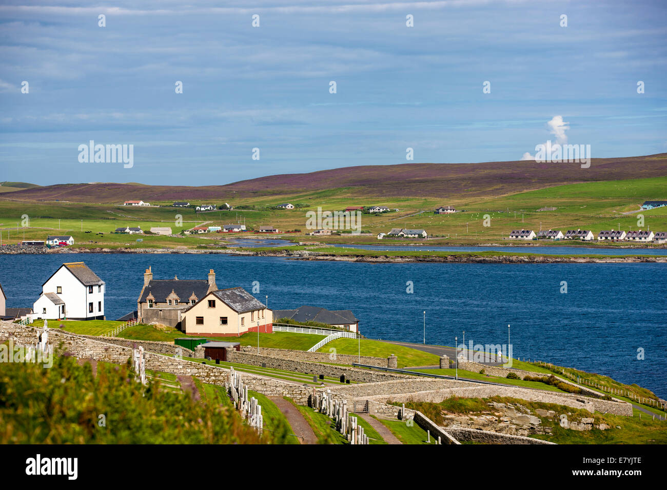 Voir l'île de Bressay, du cimetière de Lerwick Banque D'Images