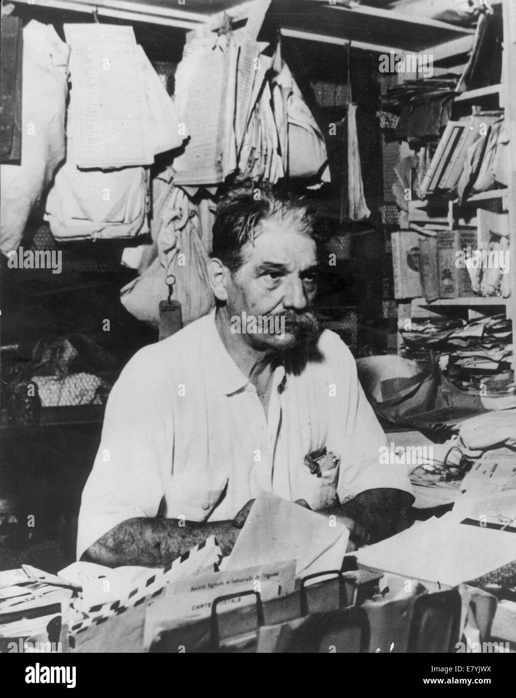 4 septembre 1965 - Lambaréné, Gabon, Afrique - ALBERT SCHWEITZER, (14 janvier 1875 - 4 septembre 1965) était un Allemand, et plus tard en français, théologien, organiste, philosophe, médecin, et médecin missionnaire en Afrique, également connu pour sa vie d'interprétation de Jésus. Schweitzer, luthérien, a contesté à la fois la vision laïque de Jésus tel que décrit par la méthode historico-critique du courant à son temps dans certains milieux universitaires, ainsi que la vision chrétienne traditionnelle. Il a reçu le Prix Nobel de la paix 1952 pour sa philosophie de "respect de la vie." à partir de 1952 jusqu'à sa mort, il accédons en continu Banque D'Images