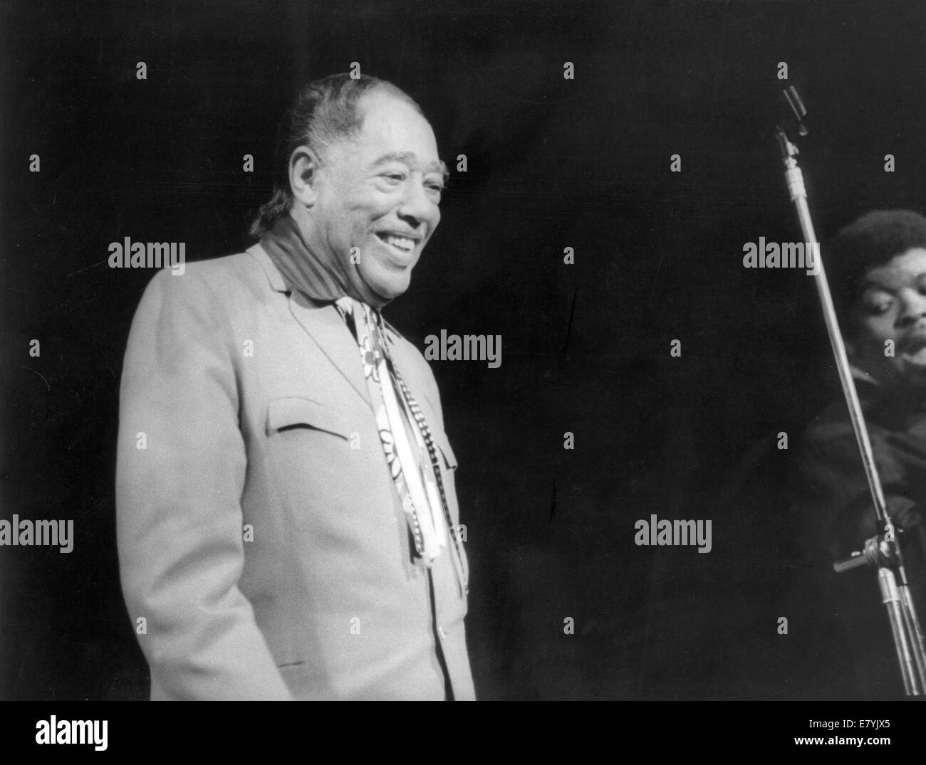 New York, New York, USA. 24 mai, 1974. Edward Kennedy Ellington 'Duke' (29 avril 1899 - 24 mai 1974) était un compositeur, pianiste et chef d'orchestre de jazz. Il a dirigé son orchestre de 1923 jusqu'à sa mort, sa carrière de plus de 50 ans. Ellington est décédé le 24 mai 1974 des suites d'un cancer du poumon ou la pneumonie, quelques semaines après son 75e anniversaire. Sur la photo : Jul 26, 1970 - Rome, Italie - 'Duke du Jazz' DUKE ELLINGTON est reçu avec joie par ses fans après un concert au Piper Club à Rome. © Keystone Photos/ZUMAPRESS.com/Alamy Live News Banque D'Images