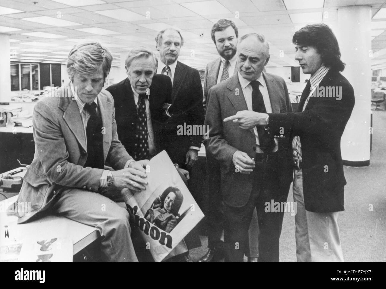 Hollywood, Californie, USA. 7Th apr 1976. Dans la salle de presse du Washington Post (L-R) acteurs Robert Redford, Jason Robards, Jack Warden, ALAN PAKULA, MARTIN BALSAM et Dustin Hoffman sur le tournage de 'Les hommes du président, ''un film sur la catastrophe du Watergate qui ont abouti à la chute du président Nixon. Redford et Hoffman star comme les deux journalistes du Washington Post persistant qui a porté l'infraction à la lumière. © Keystone Photos/ZUMAPRESS.com/Alamy Live News Banque D'Images