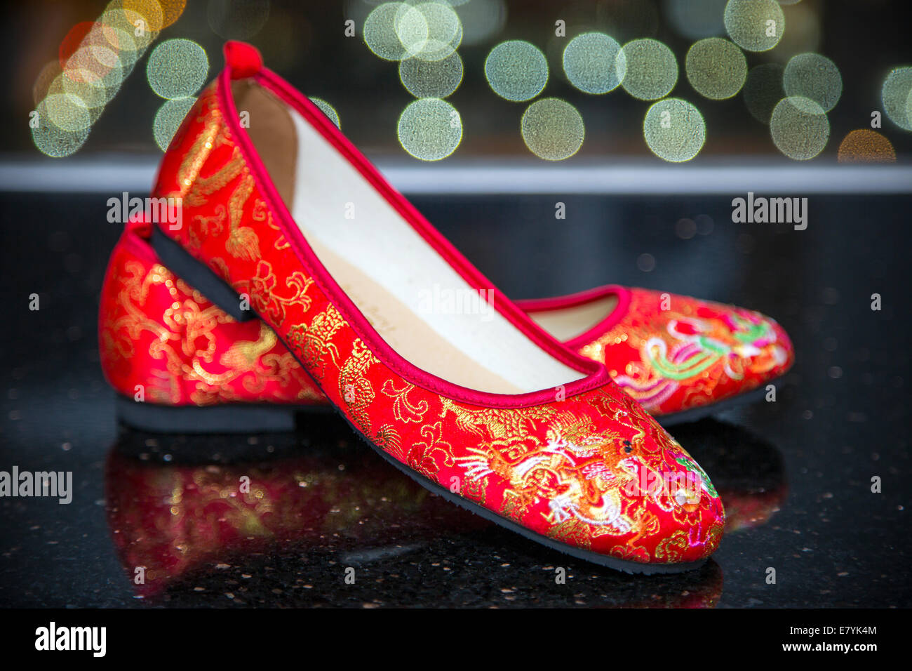 Une paire de chaussures de mariage rouge Photo Stock - Alamy