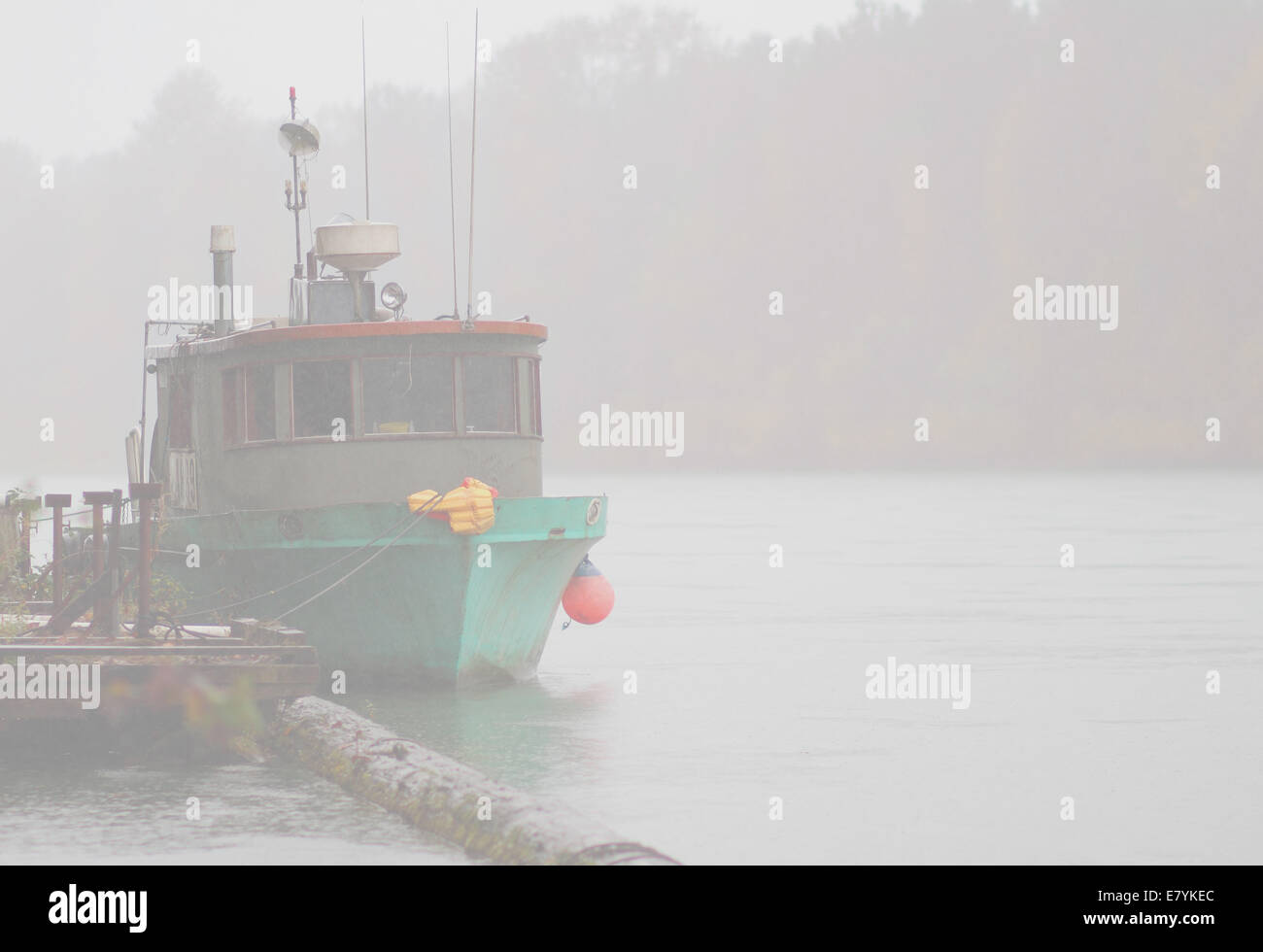 Un bateau dans le brouillard Banque D'Images