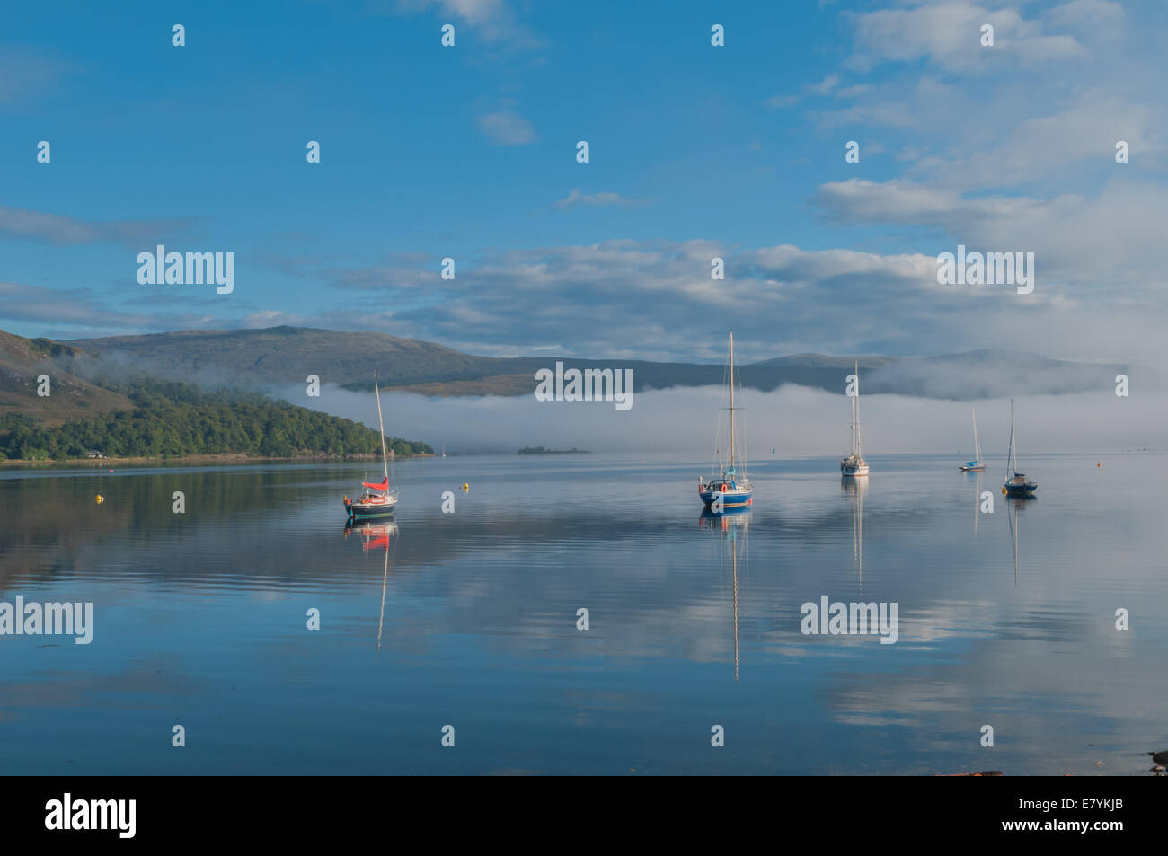 Bateaux disponibles sur le Loch Linnhe, reflétée dans la brume du matin l'Ecosse Highland Lochaber Fort William Banque D'Images