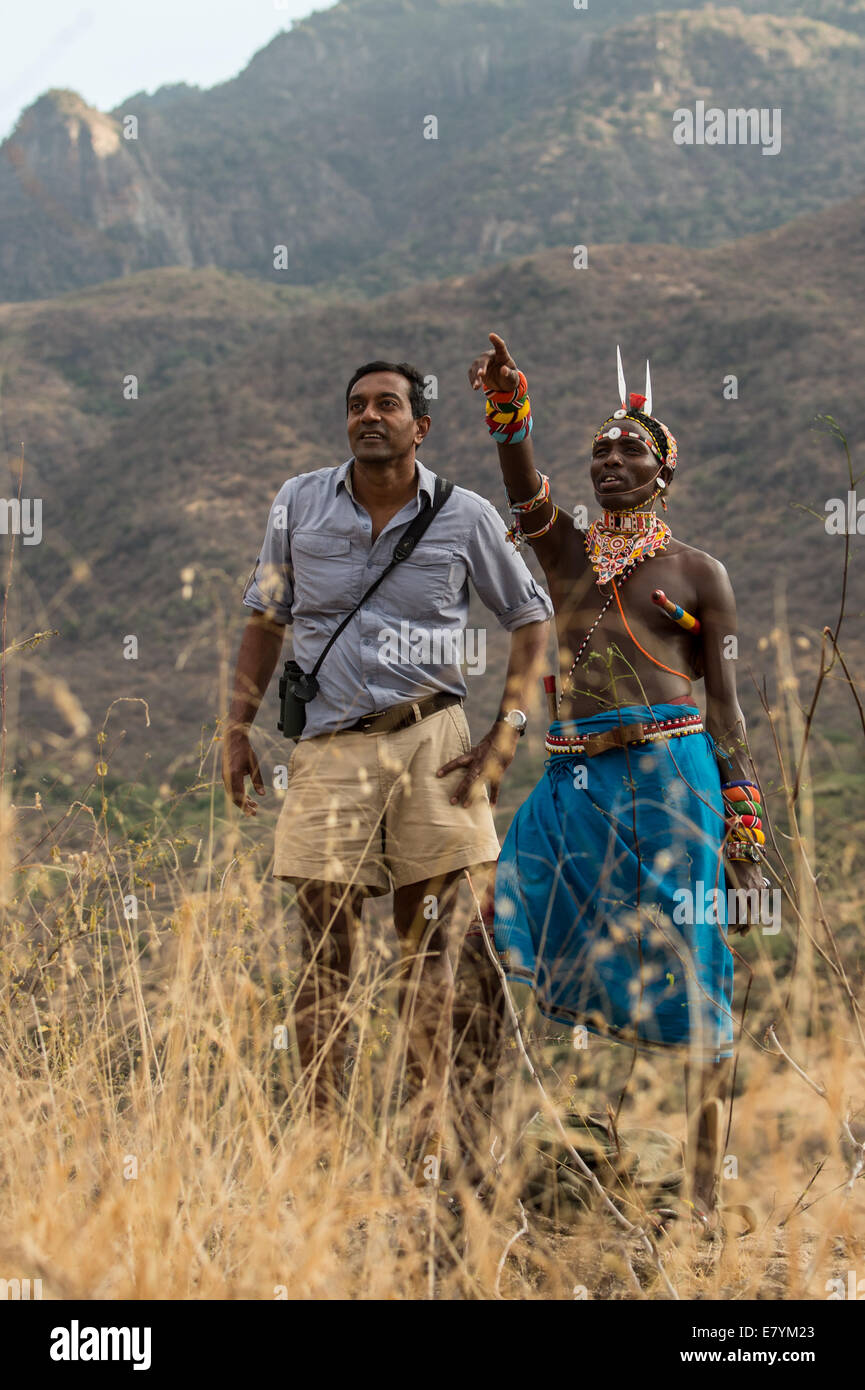 Chef scientifique de la Nature Conservancy Dr M. Sanjayan promenades avec  un guide et ranger à l'intérieur de parcours confiance Sarara du Nord Photo  Stock - Alamy