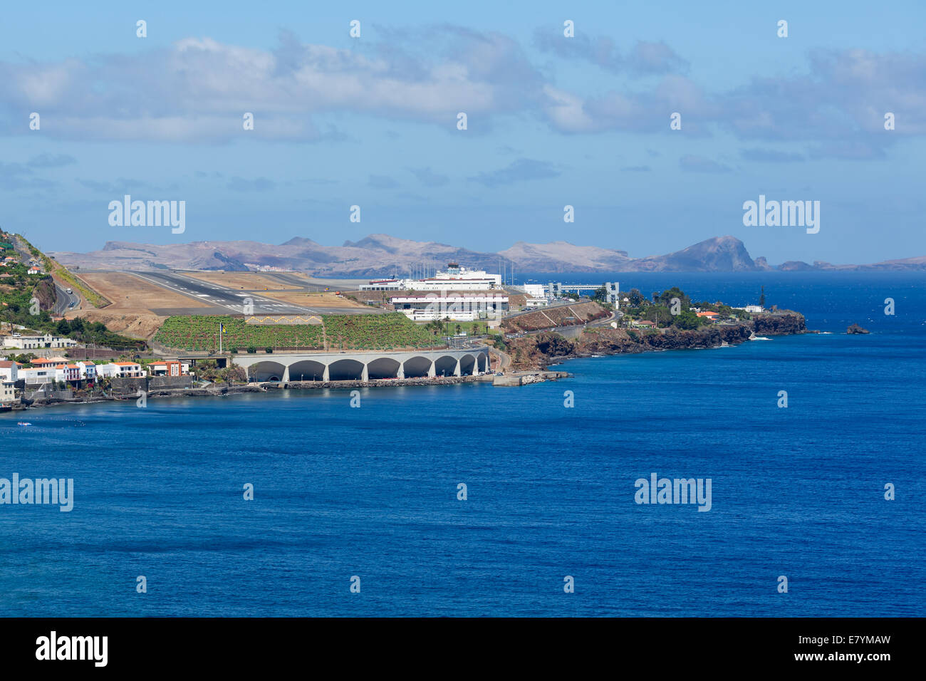 Vue aérienne de l'aéroport de Funchal à Madère vu de dessus la mer Banque D'Images