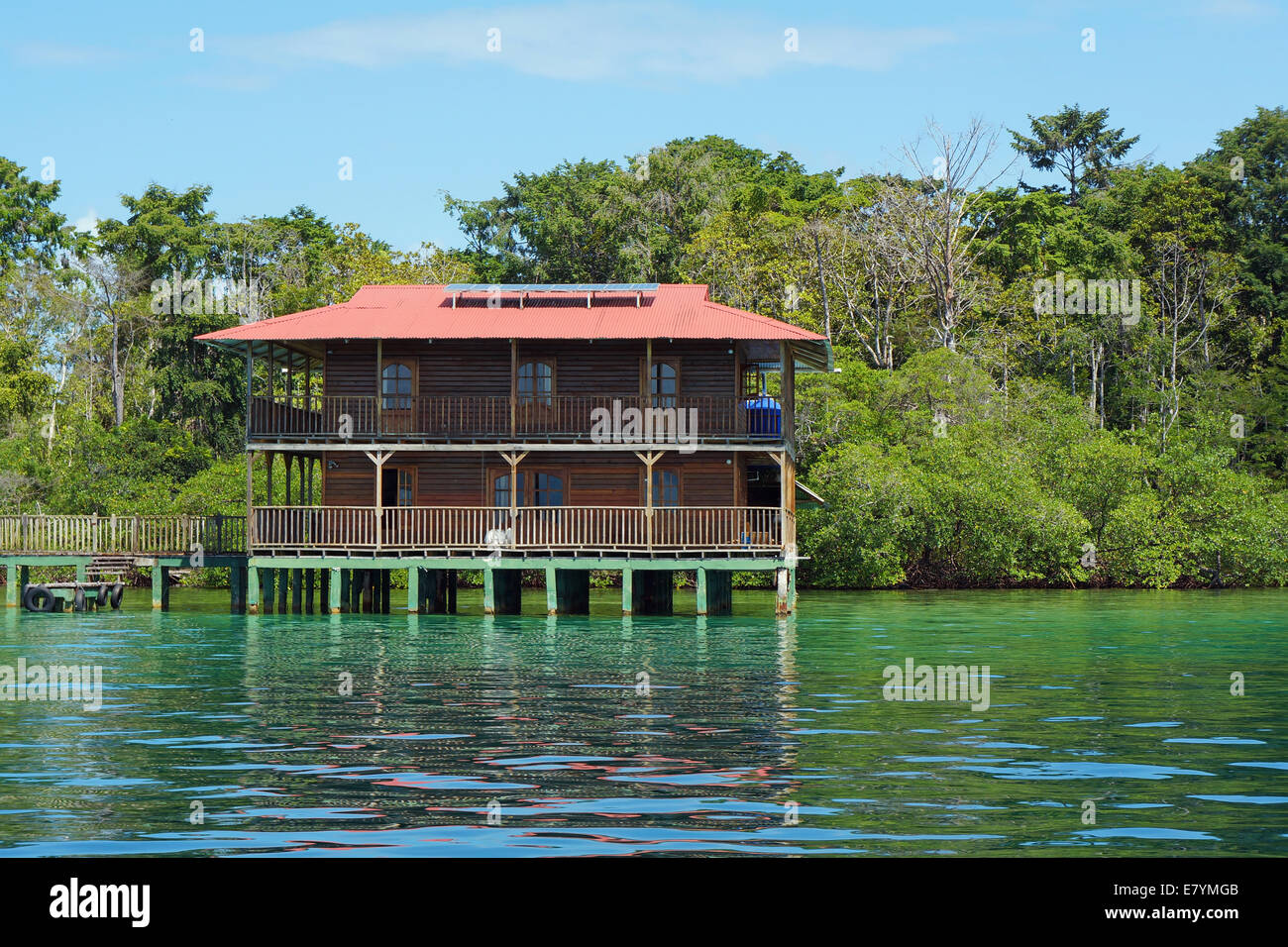 Caribbean house hors réseau au-dessus de l'eau et l'énergie solaire alimenté, Panama, Amérique Centrale Banque D'Images
