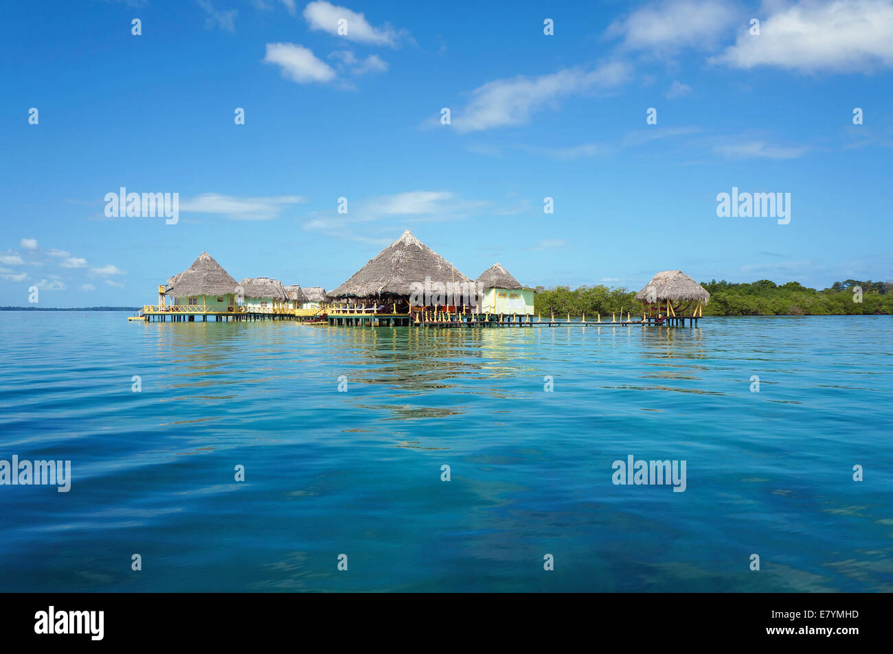 Tropical resort overwater avec des toits de chaume, mer des Caraïbes, Bocas del Toro, PANAMA, Amérique Centrale Banque D'Images
