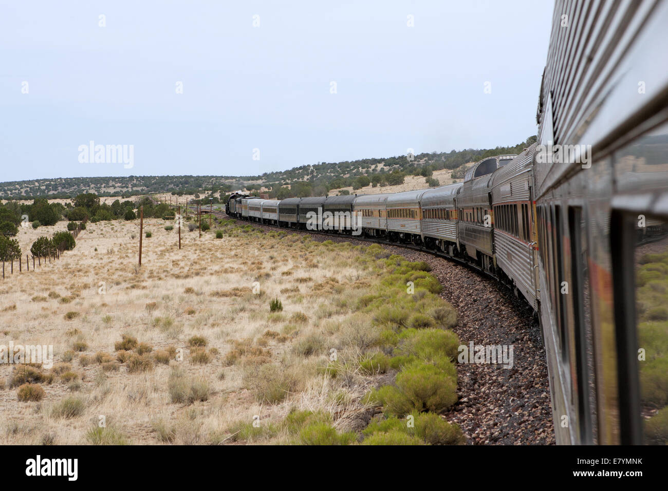 Train à vapeur se déplaçant le long du Grand Canyon Railroad Banque D'Images