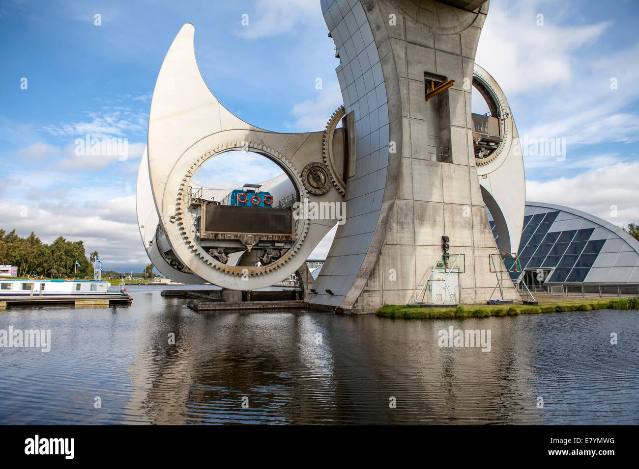 La roue de Falkirk est un ascenseur à bateaux rotatif à Falkirk, en Écosse, reliant les deux sens et Clyde Canal avec le canal de l'Union européenne. Banque D'Images