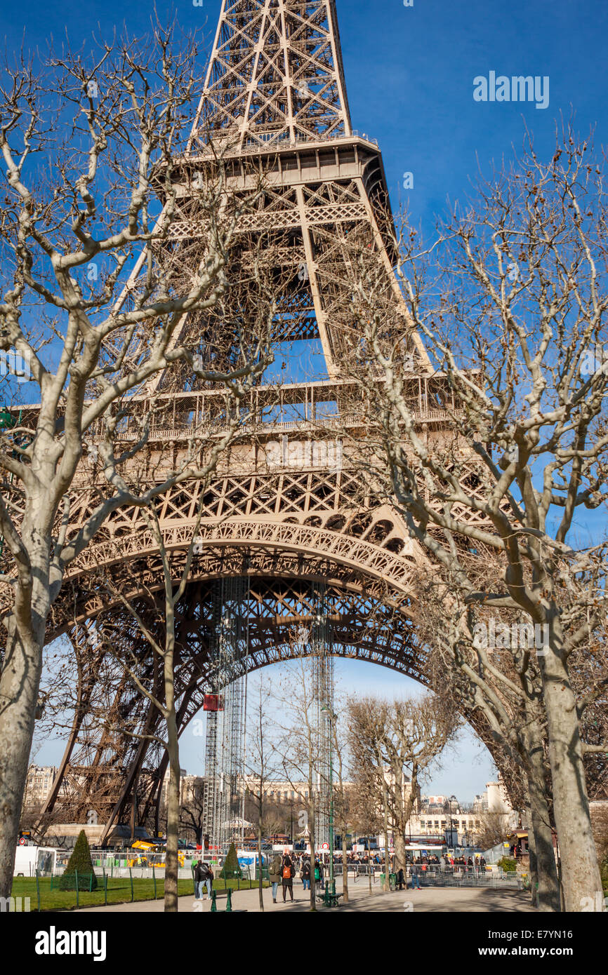 Vue sur la Tour Eiffel à Paris sur le Champs de Mars contre un ciel bleu, l'un des plus visités et des monuments célèbres en fran Banque D'Images