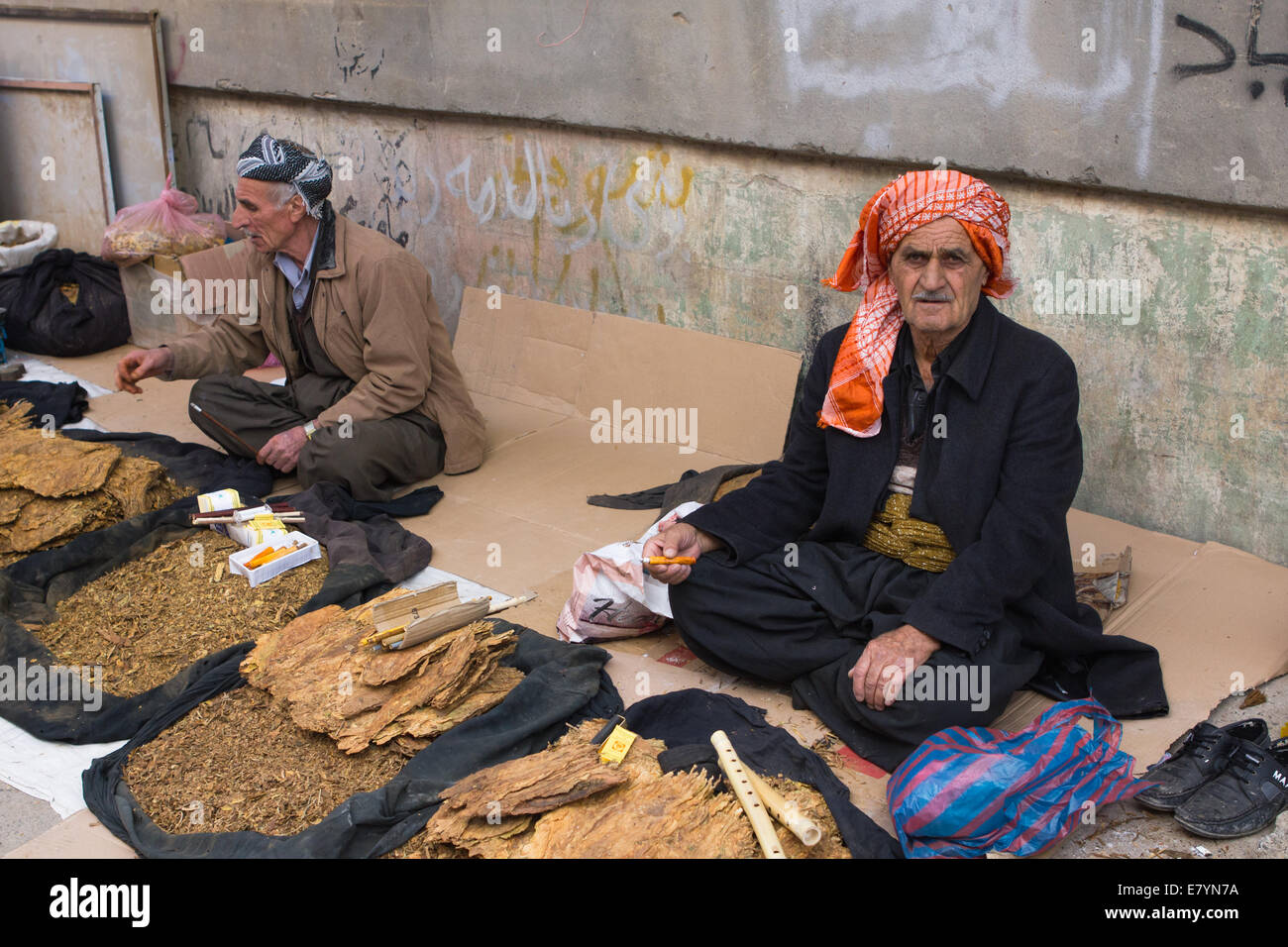 Les vendeurs de rue kurde portant des vêtements traditionnels qui vendent du tabac à Erbil (Kurdistan iraquien, Arbil) province, l'Iraq. Banque D'Images