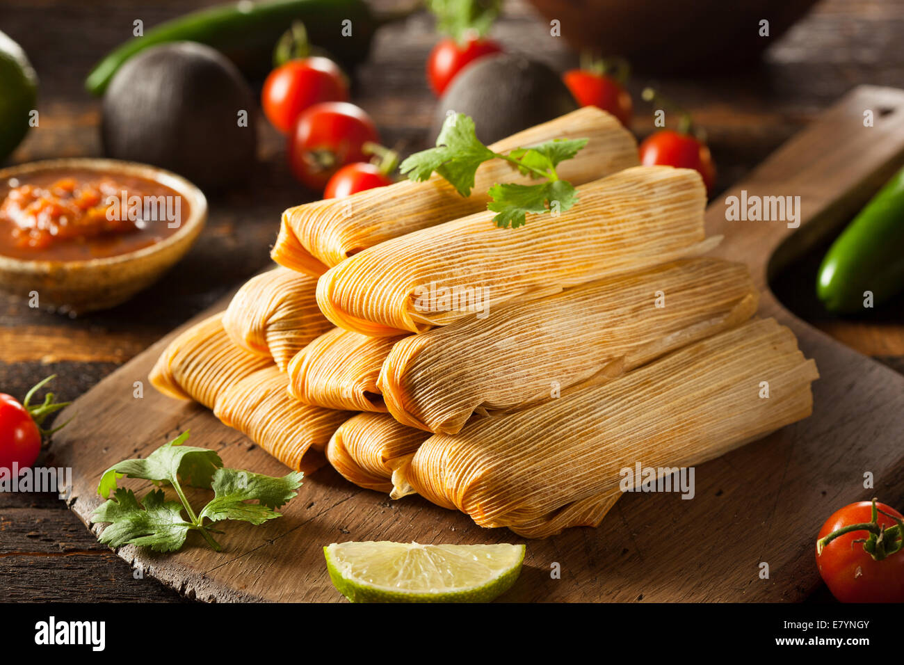 Maïs poulet fait maison et tamales prêt à manger Banque D'Images