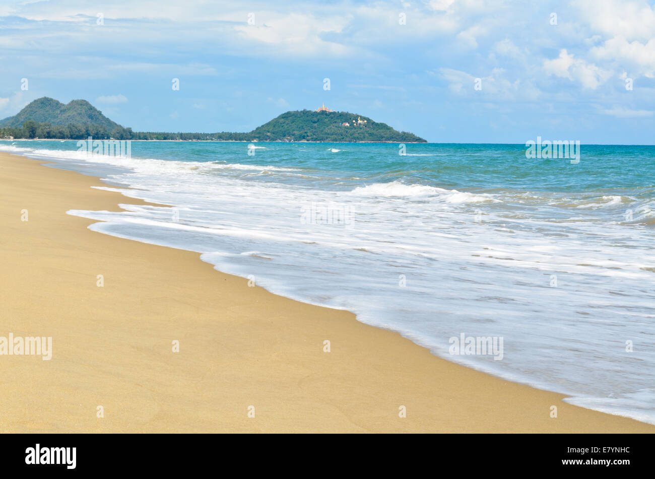 Belle plage propre et la mer à Ban Krut dans la province de Prachuap Khiri Khan en Thaïlande. Banque D'Images