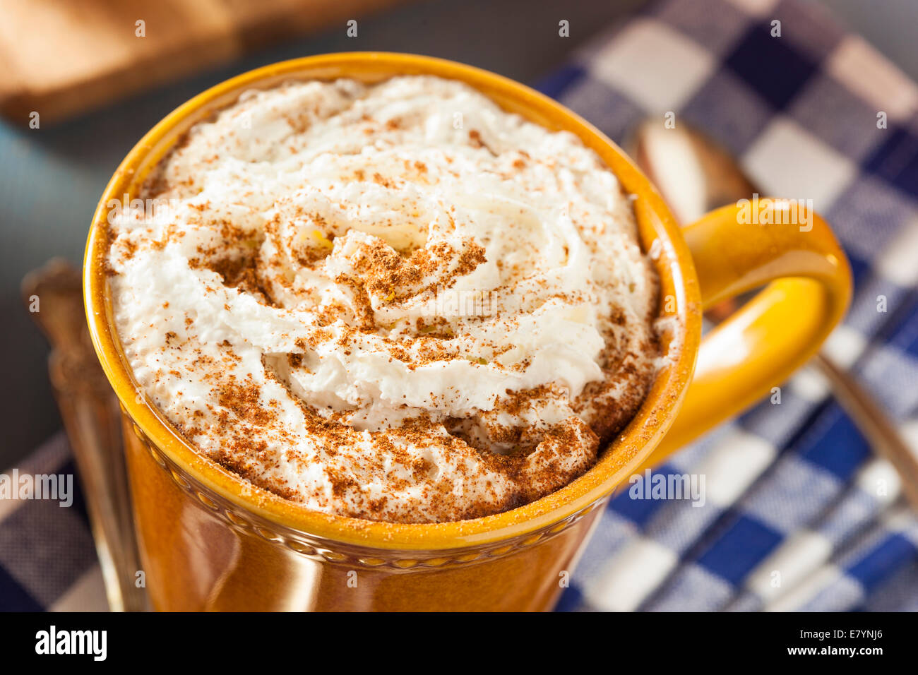 Citrouille d'automne Spice latte avec du lait et de la crème Banque D'Images