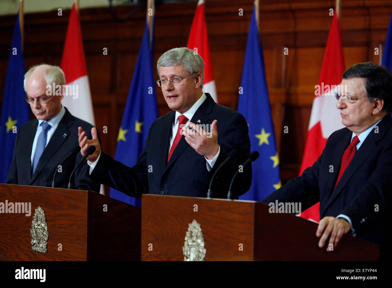 Ottawa, Canada. 26 Sep, 2014. Le premier ministre du Canada, Stephen Harper (C) participe à une conférence de presse conjointe avec M. Herman Van Rompuy (L), Président du Conseil européen, et José Manuel Barroso, président de la Commission européenne sur la Colline du Parlement à Ottawa, Canada, le 26 septembre, 2014. Les dirigeants de l'Union, étaient en ville pour signer officiellement le Canada et l'UE sur l'accord économique et commercial global (AECG), pour lequel les négociations ont pris fin en août, et qui doit encore être approuvé par le Conseil européen et le parlement de l'UE. Crédit : David Kawai/Xinhua/Alamy Live News Banque D'Images