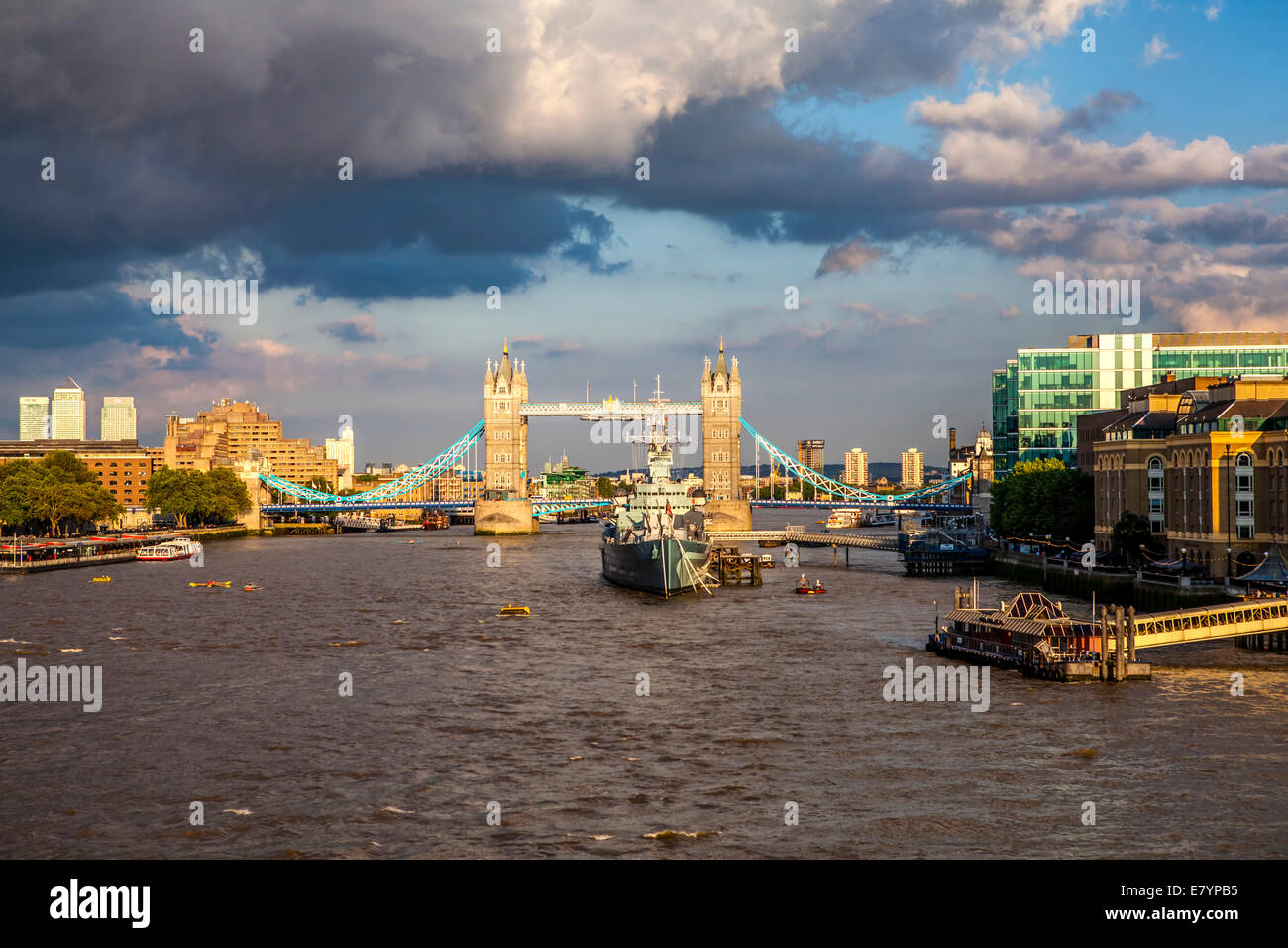 Vue sur Tower Bridge at Dusk Banque D'Images