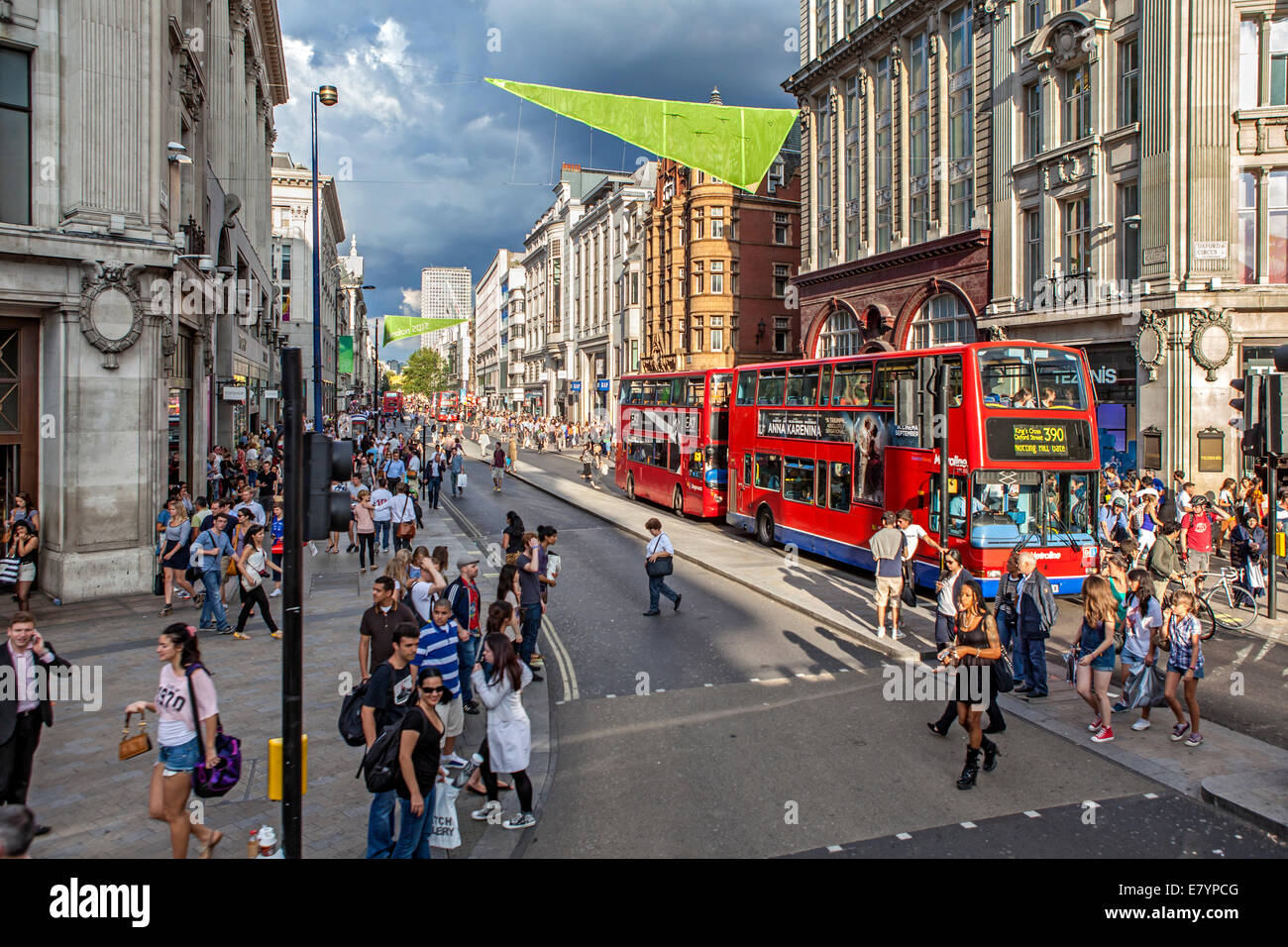 Oxford Street, Ville de Wesminster, West End de Londres, Royaume-Uni, StreetView. La rue commerçante la plus animée de l'Europe. Banque D'Images