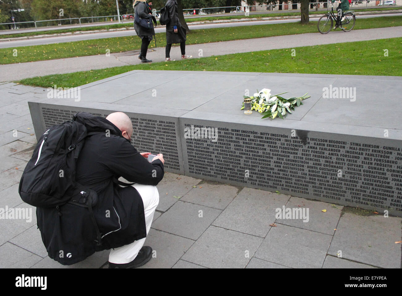 Vingt ans après le naufrage de l'Estonie, un homme s'agenouille devant le mémorial de Tallinn, en Estonie. Le traversier a coulé le mercredi 28 septembre 1994, entre 00:50 et 01:50 (UTC+2) alors que le navire traversait la mer Baltique, en route de Tallinn, en Estonie, à Stockholm, en Suède. Banque D'Images