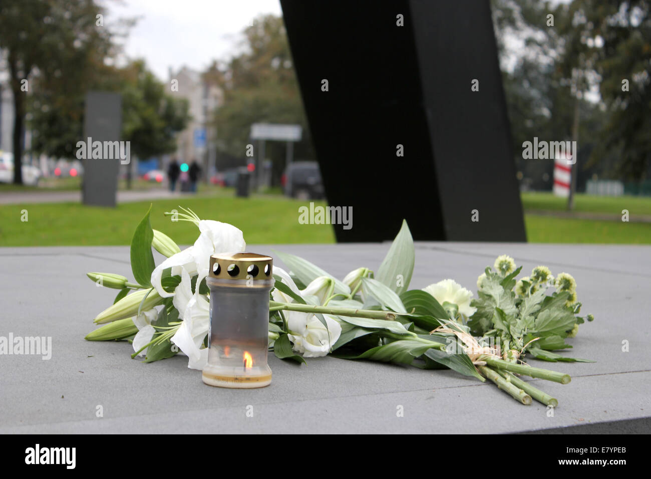 Tallinn, Estonie. 26 Sep, 2014. Premières bougies ont été allumées à la mémoire de la statue de l'Estonie à Tallinn pour 20 ans commémoration de la catastrophe. Mme ferry Estonie a coulé alors qu'il sur la route de Tallinn, Estonie, à Stockholm, en Suède, au cours de la nuit 28 septembre 1994. C'était la pire catastrophe de l'Europe ferry coûte 852 vies. La plupart des victimes ont été suédoise et estonienne. Credit : Heini Kettunen/Alamy Live News Banque D'Images