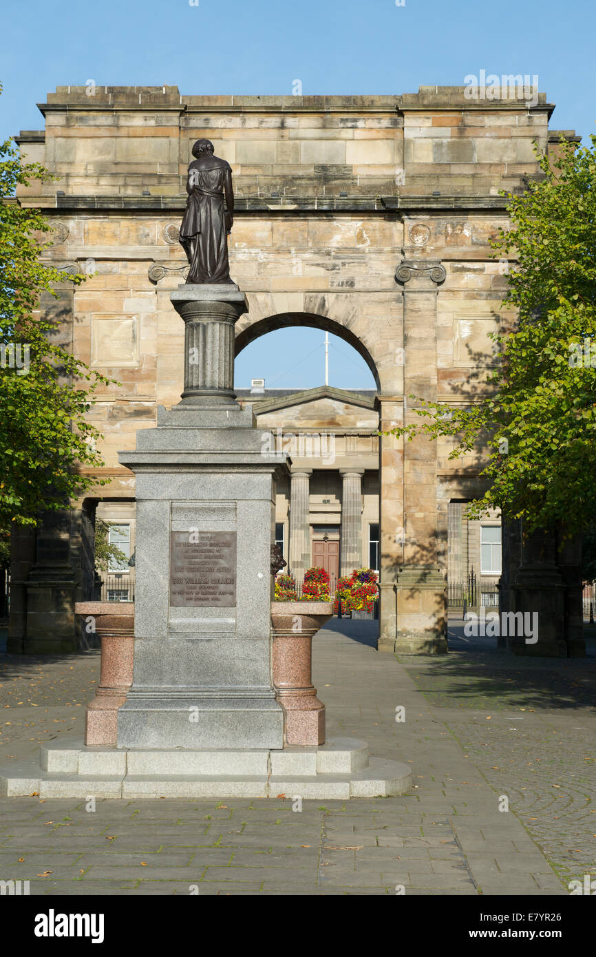 Le Collins donne sur la Fontaine McLennan l'arche dans laquelle la Haute Cour de justicier à Glasgow peuvent être affichés. Banque D'Images