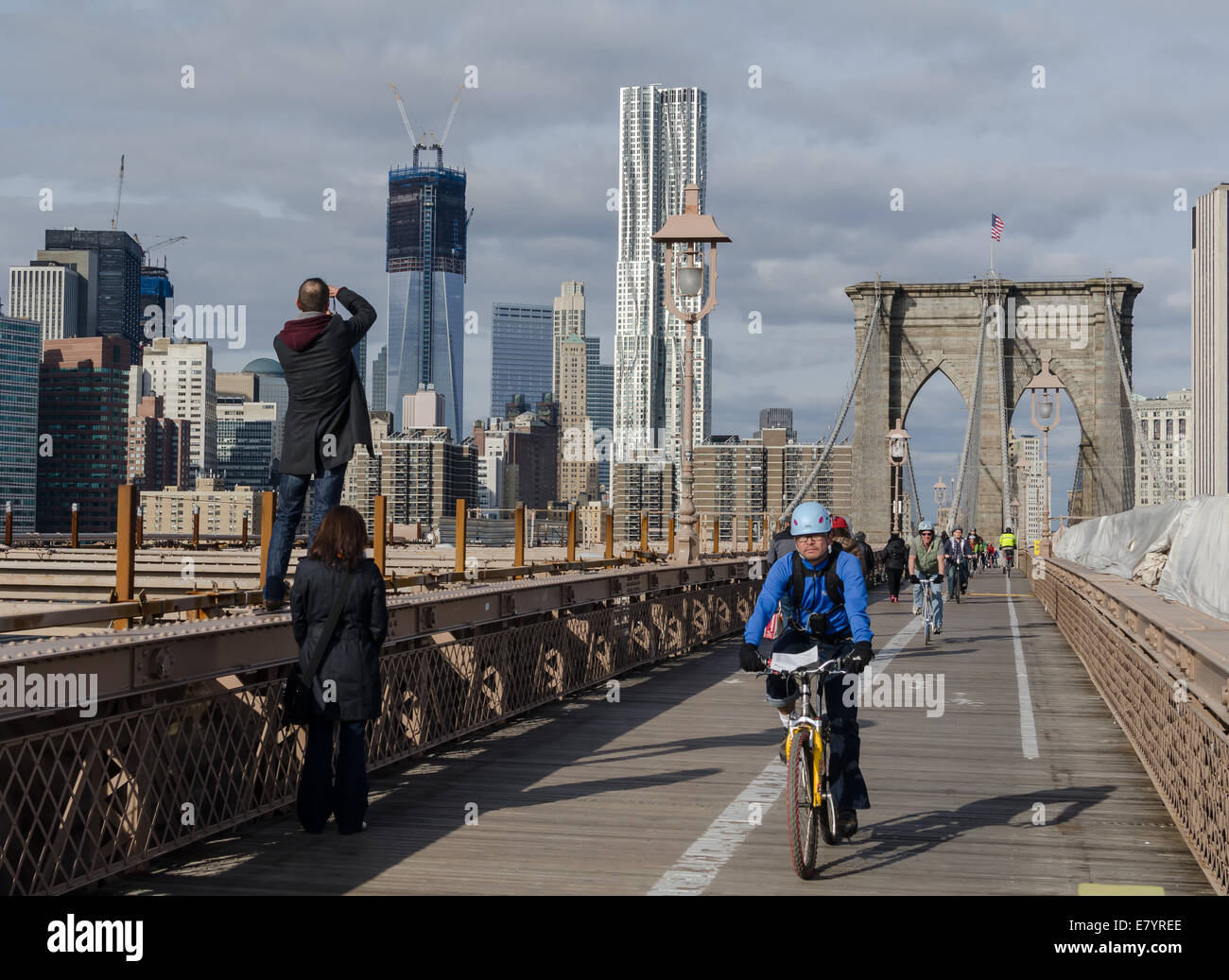 Les cyclistes et les touristes profiter d'une journée sur le pont de Brooklyn. Banque D'Images