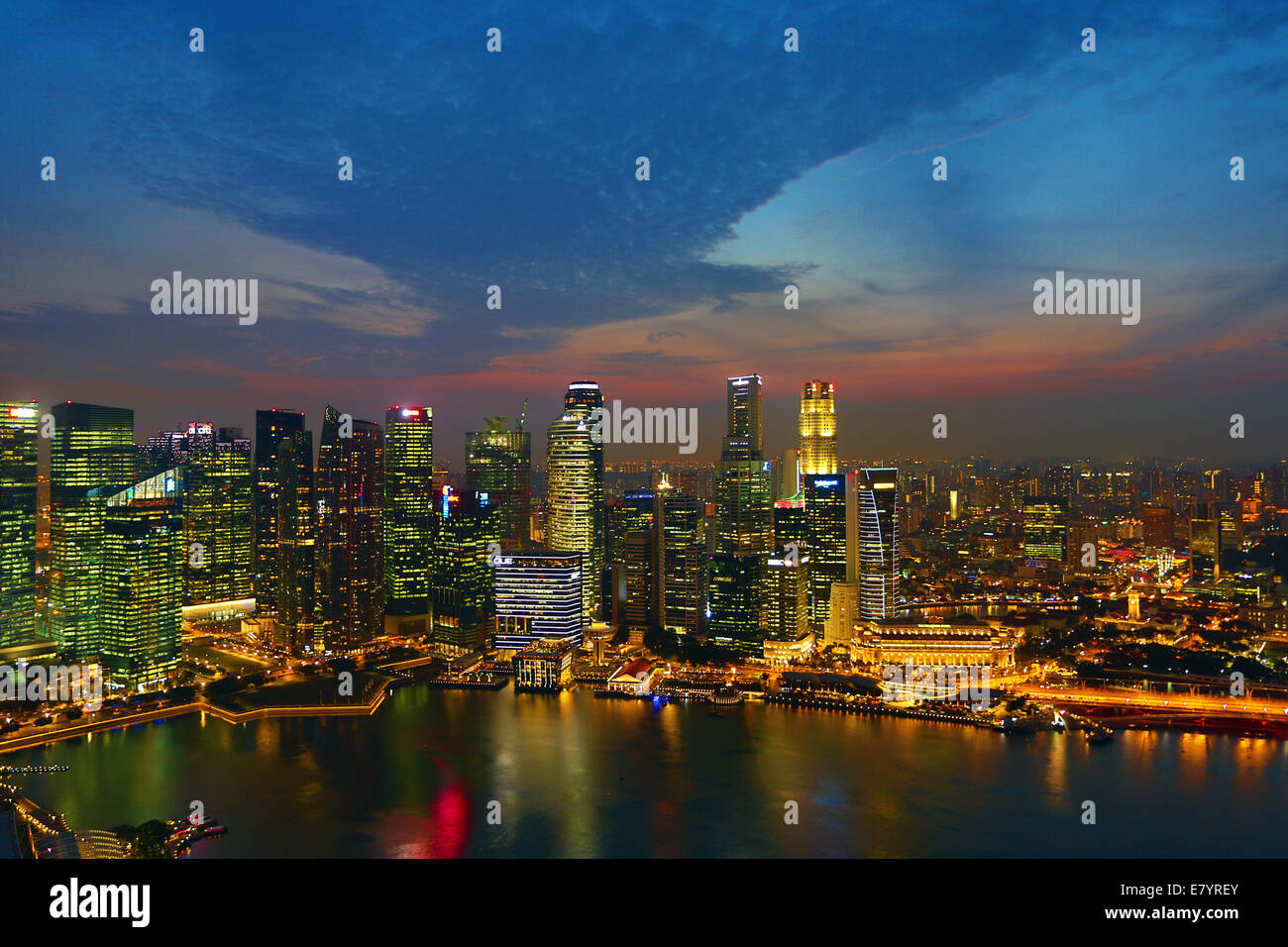 La ville de Singapour et Marina Bay skyline at night, République de ...