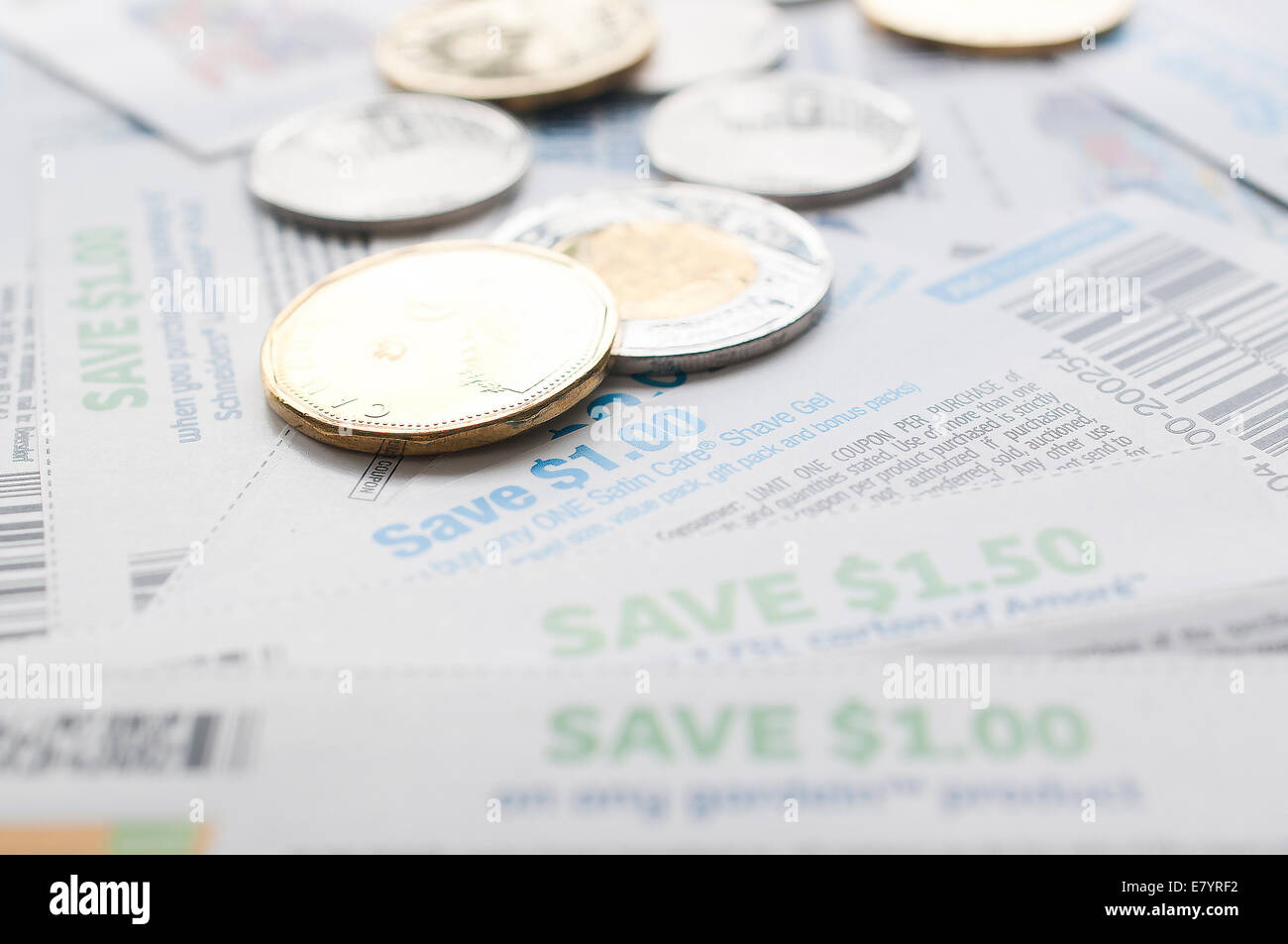 Coquitlam, BC, Canada - le 22 juillet 2014 : Close up les bons et de l'argent, économiser de l'argent gratuit. Tous les coupons de magasin canadien, Banque D'Images