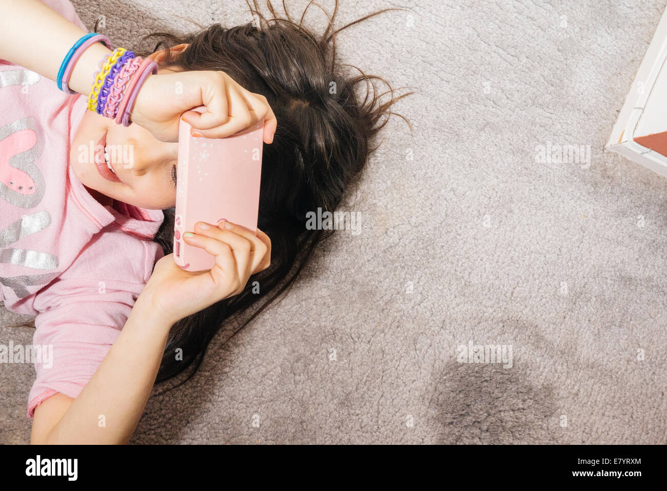 View of girl (4-5 ans) jouant avec smart phone Banque D'Images