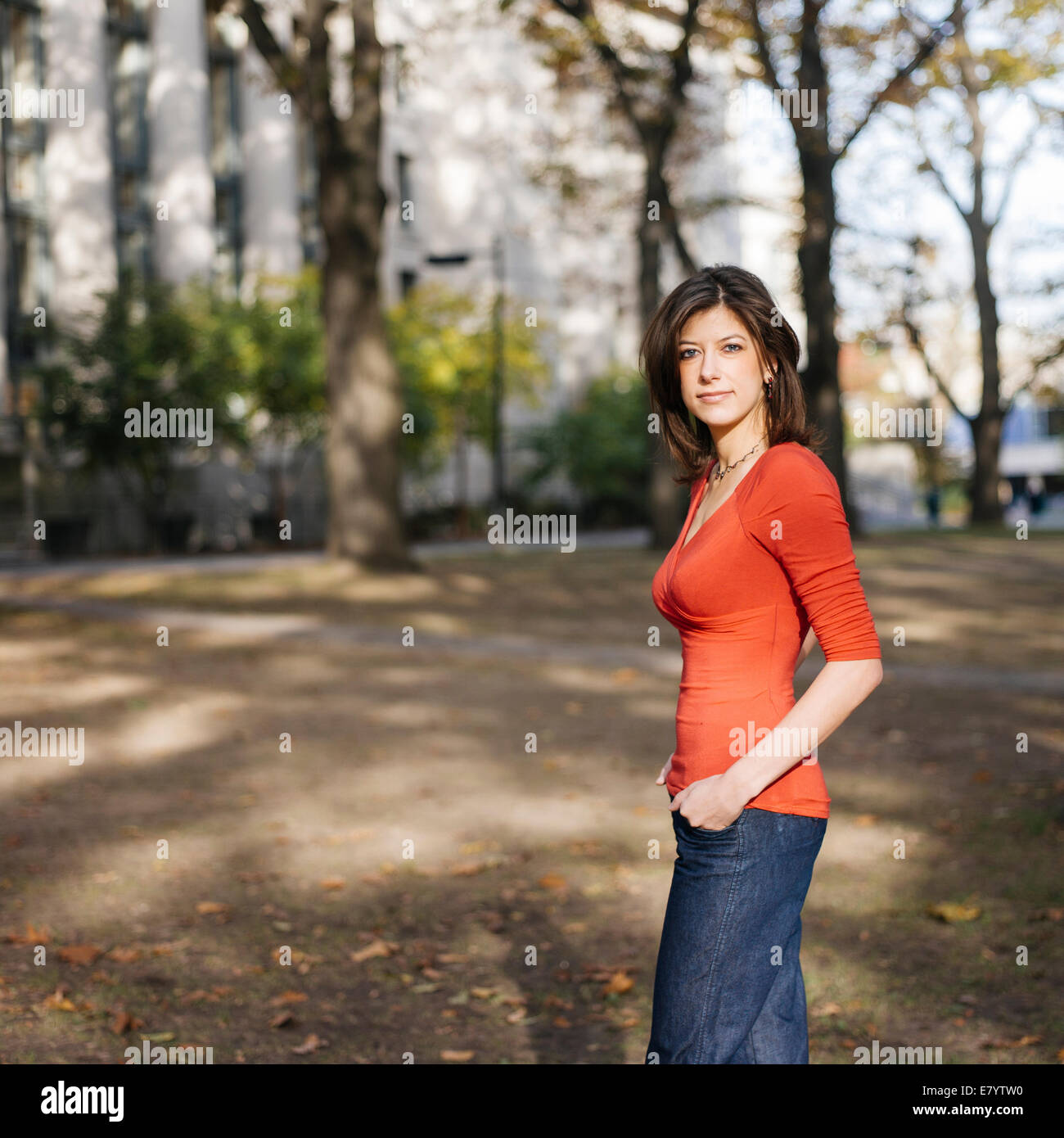Young woman in park Banque D'Images
