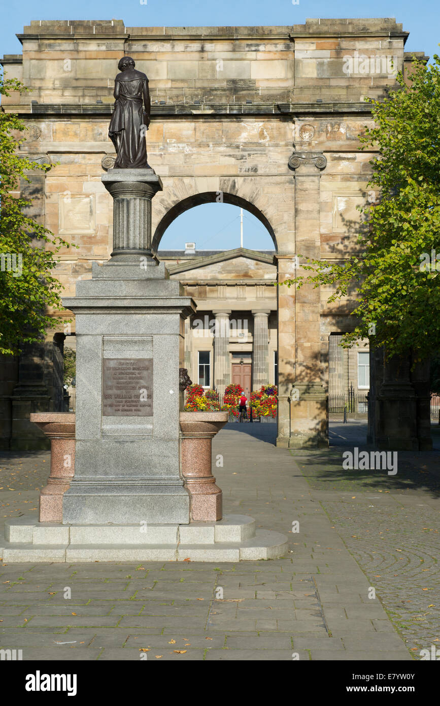 Le Collins donne sur la Fontaine McLennan l'arche dans laquelle la Haute Cour de justicier à Glasgow peuvent être affichés. Banque D'Images