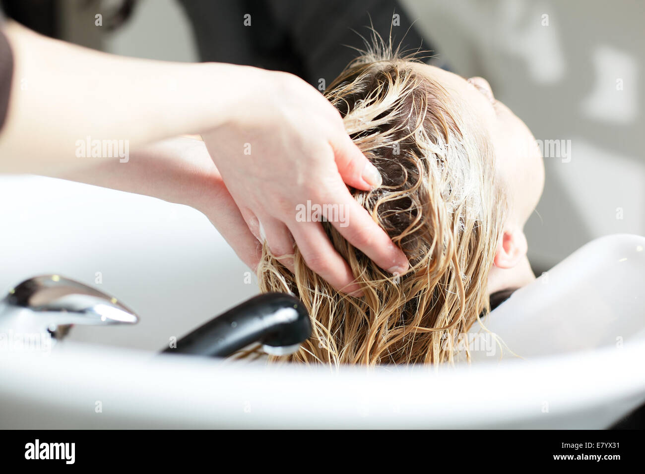 Fille blonde couper les cheveux au salon de beauté Banque D'Images