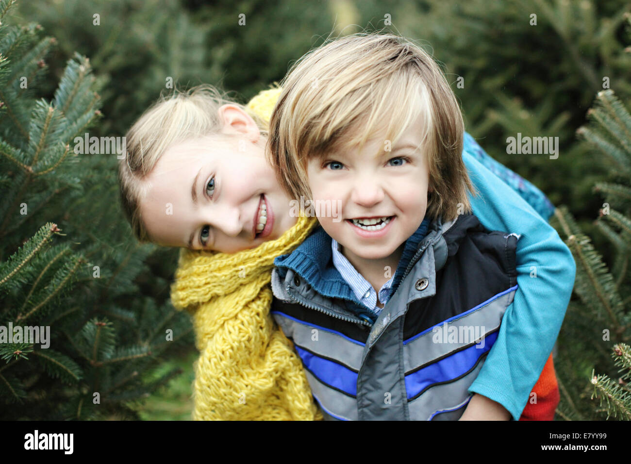 Portrait of boy (6-7) and girl (6-7) in forest Banque D'Images
