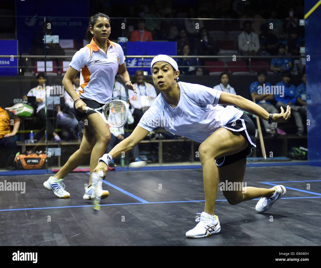 Incheon, Corée du Sud. 27 Sep, 2014. David Nicol Ann (R) de la Malaisie sur la balle au cours de l'équipe féminine de l'or de squash à l'encontre de l'Inde à la 17e Jeux asiatiques à Incheon, Corée du Sud, le 27 septembre 2014. La Malaisie a battu 2-0 l'Inde et a réclamé le titre. © Lo Fai Ping/Xinhua/Alamy Live News Banque D'Images