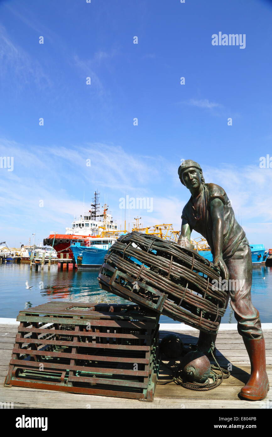 L'une des deux sculptures en bronze du monument aux pêcheurs dans le port de Fremantle en bateau de pêche, l'ouest de l'Australie. Banque D'Images