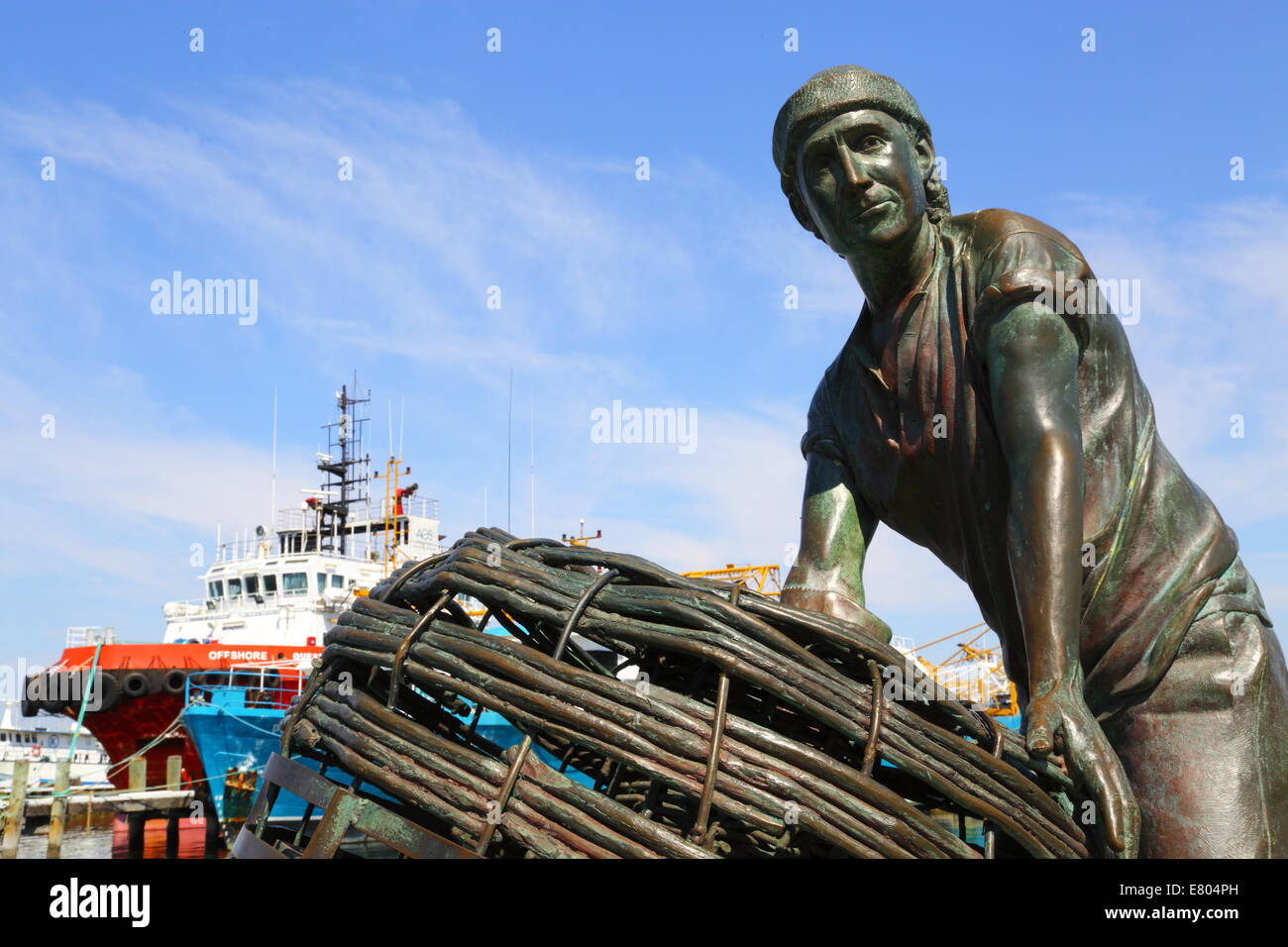 L'une des deux sculptures en bronze du monument aux pêcheurs dans le port de Fremantle en bateau de pêche, l'ouest de l'Australie. Banque D'Images