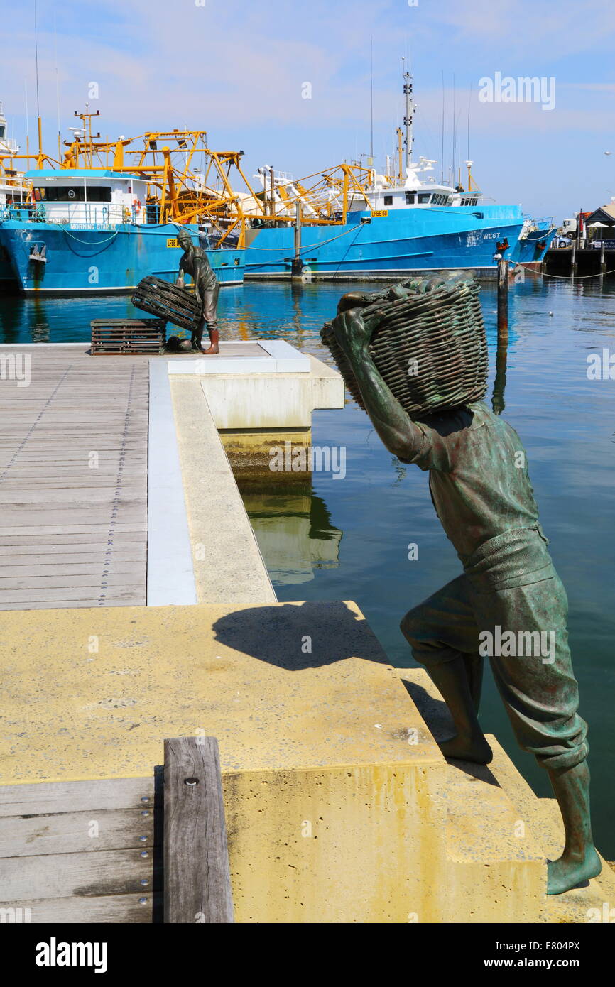 Deux sculptures en bronze du monument aux pêcheurs dans le port de Fremantle en bateau de pêche, l'ouest de l'Australie. Banque D'Images