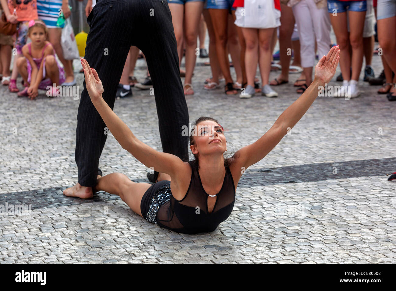 Les acrobates de la rue de Prague montrent leur spectacle devant les touristes, la place Venceslas, Mustek, Prague, République Tchèque les bus de Prague Banque D'Images