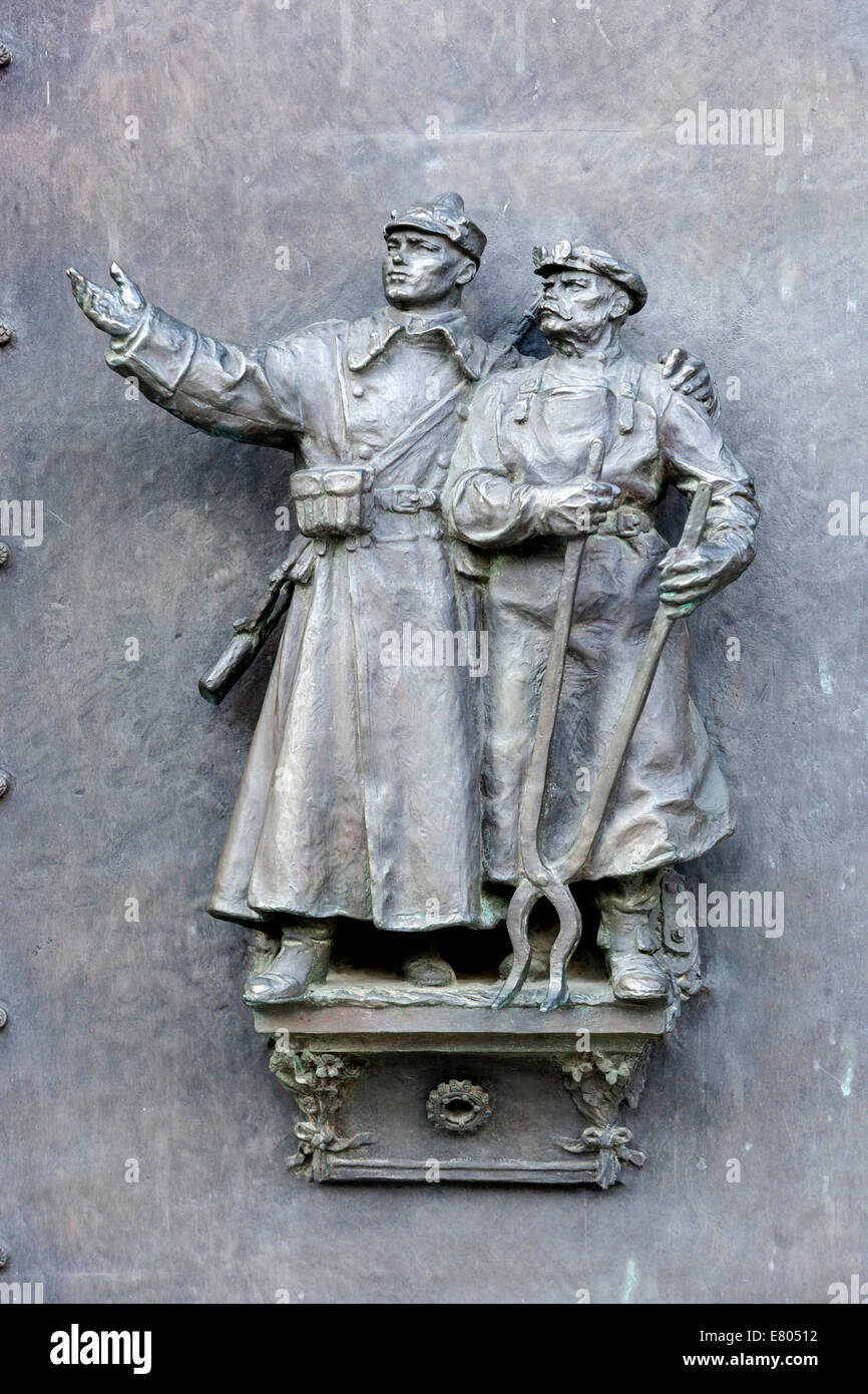 Porte en bronze de la salle de l'Armée rouge dans le monument national de Vitkov Zizkov, Prague, République Tchèque 1945 monument soviétique Banque D'Images