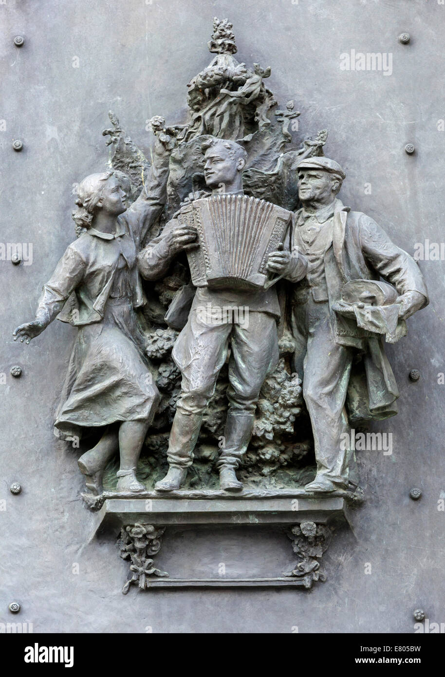 Porte en bronze de la salle de l'Armée rouge dans le monument national de Vitkov Zizkov, Prague, République Tchèque 1945 monument soviétique Banque D'Images