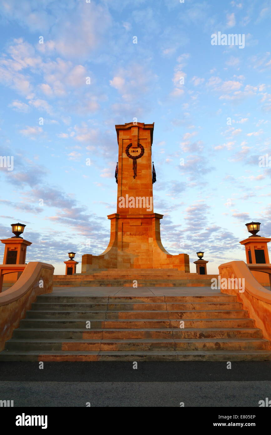 L'aube sur la Colline du Monument commémoratif de guerre à Fremantle, Australie occidentale, Australie. Banque D'Images