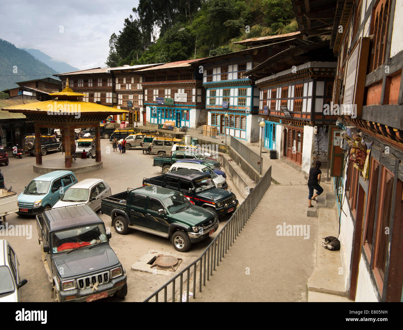 L'est du Bhoutan, les véhicules garés à Trashigang, boutiques dans main bazaar Banque D'Images