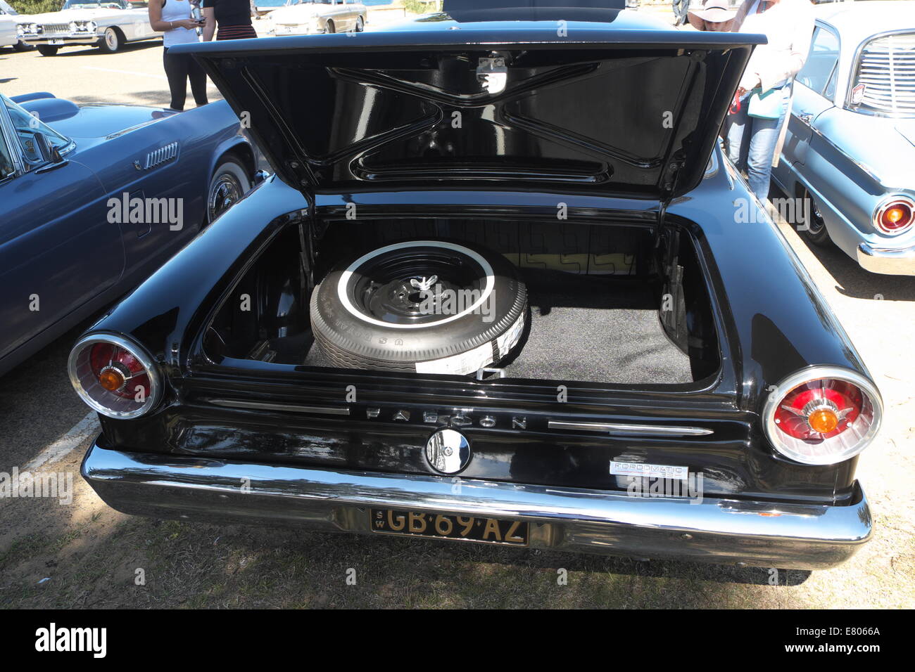 Newport Beach, Sydney, Australie. 27 Sep, 2014. Voitures classiques sur l'affichage à Sydney's Newport Beach. Ici une Ford Falcon noir. Crédit : martin berry/Alamy Live News Banque D'Images