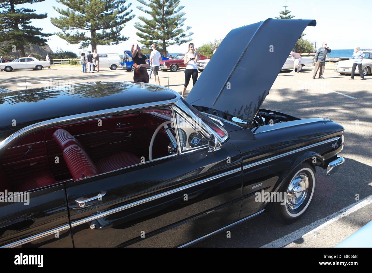 Newport Beach, Sydney, Australie. 27 Sep, 2014. Voitures classiques sur l'affichage à Sydney's Newport Beach. Ici une Ford Falcon noir. Crédit : martin berry/Alamy Live News Banque D'Images