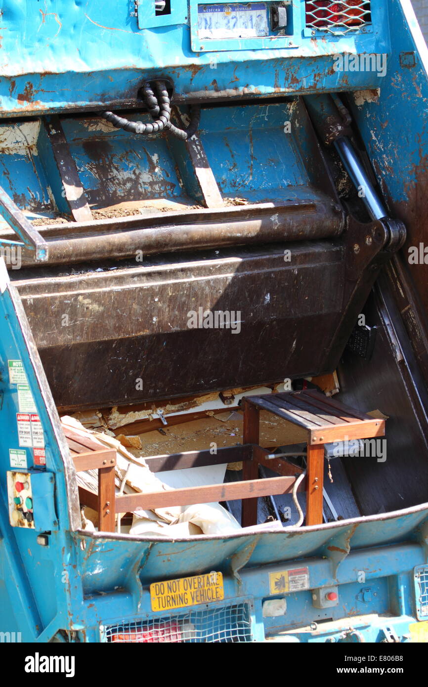 Un camion chargé de déchets objets mis au rebut sur grand ramassage des ordures jour à Fremantle, Australie occidentale, Australie. Banque D'Images