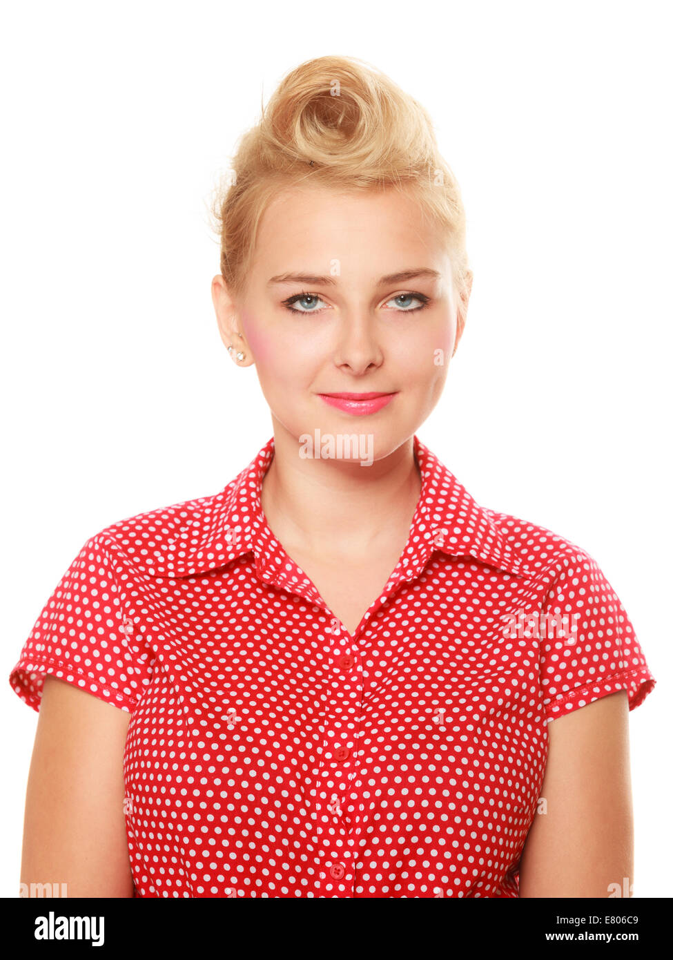 Portrait de pin-up blonde avec cheveux bun isolated on white. Visage de jeune femme de style rétro. Studio shot. Banque D'Images