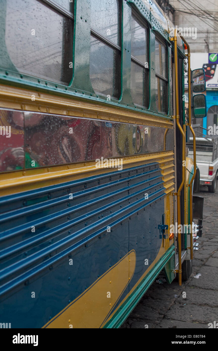 Vue latérale d'un vieux bus américain aka chicken bus, voyage à Guatemala Banque D'Images
