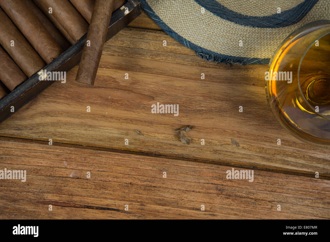 Cigare cubain sur table en bois avec de l'alcool Banque D'Images